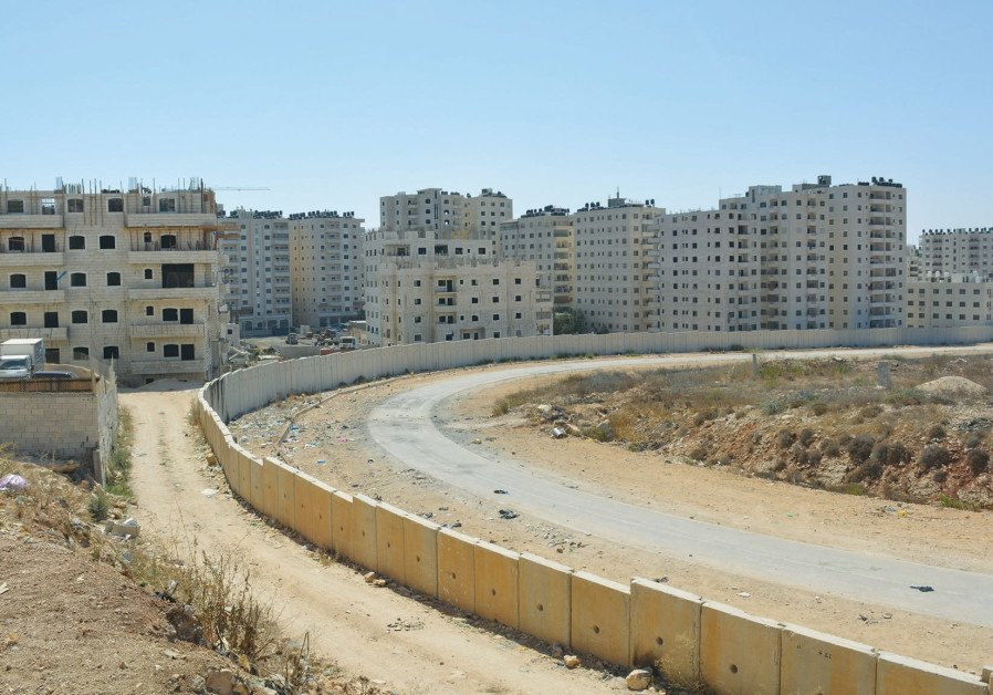 Dentro i coloni israeliani, fuori i palestinesi