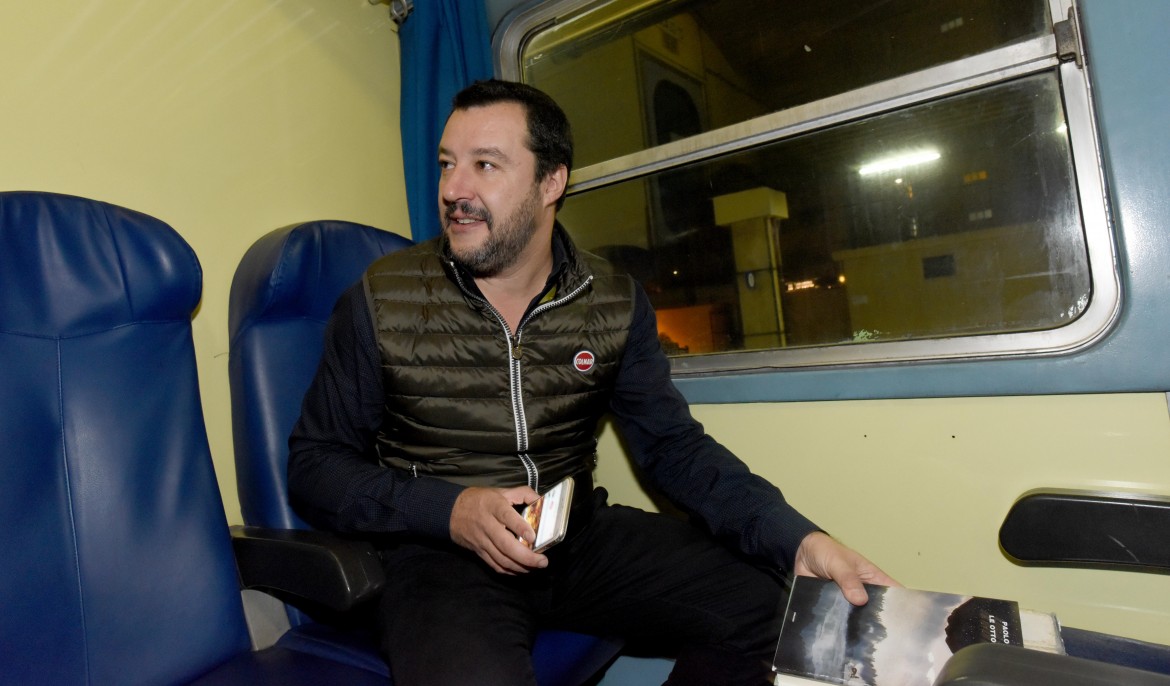 Salvini in Sicilia fa il pendolare  tra Berlusconi e M5S
