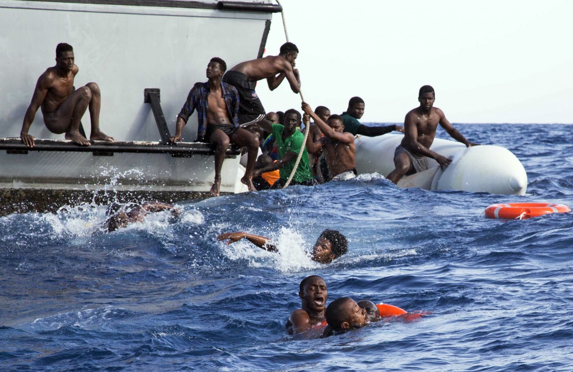 Strage di migranti in Libia, ma l’accordo non si tocca