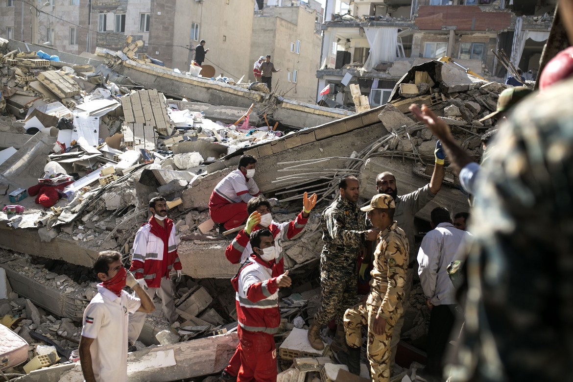 «Come una bomba»: sisma devasta l’Iran, oltre 450 vittime