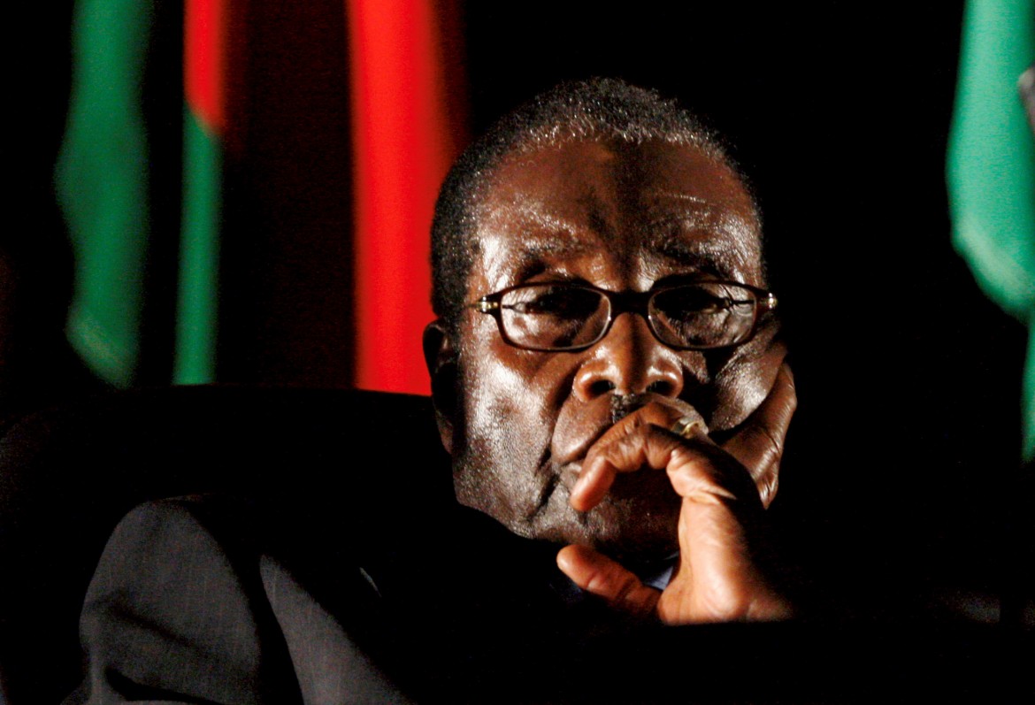 Mugabe, l’ex eroe della liberazione divenuto scomodo tiranno