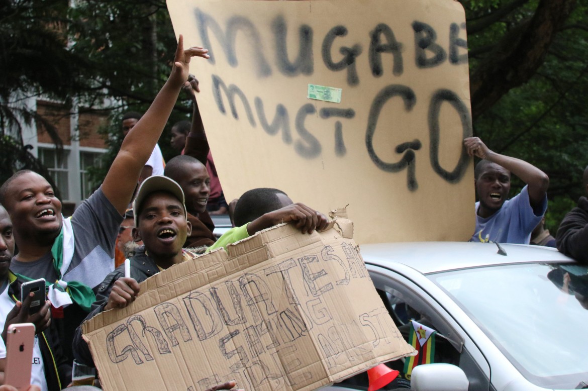Zimbabwe in piazza: «Via Mugabe»