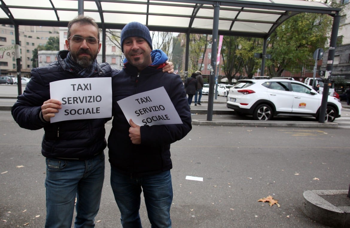 Tassisti in piazza contro Uber: «Le piattaforme digitali vanno regolate»