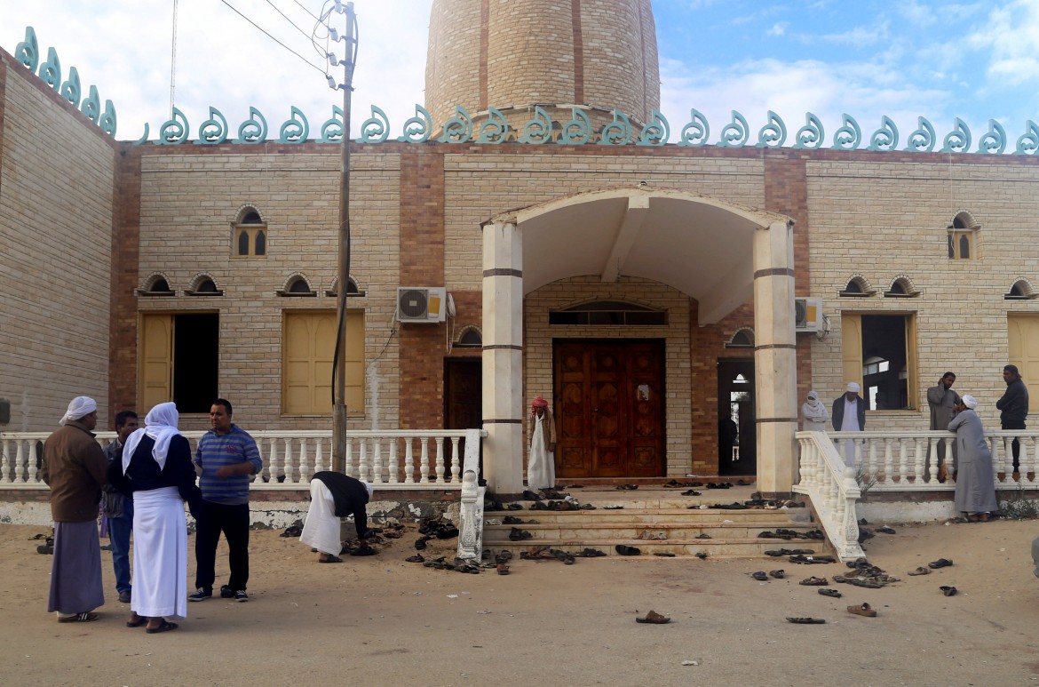 Bandiere dell’Isis in moschea: in Sinai lo scontro è con le tribù