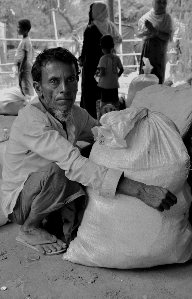 Un uomo abbraccia il sacco bianco consegnato dall’UNHCR