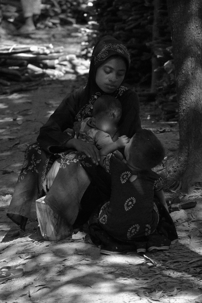 Nel campo di Kutupalong una madre Rohingya si riposa con i figli all’ombra degli alberi