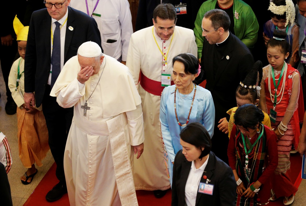 Il papa, la Nobel e il generale. Convitati di pietra i Rohingya