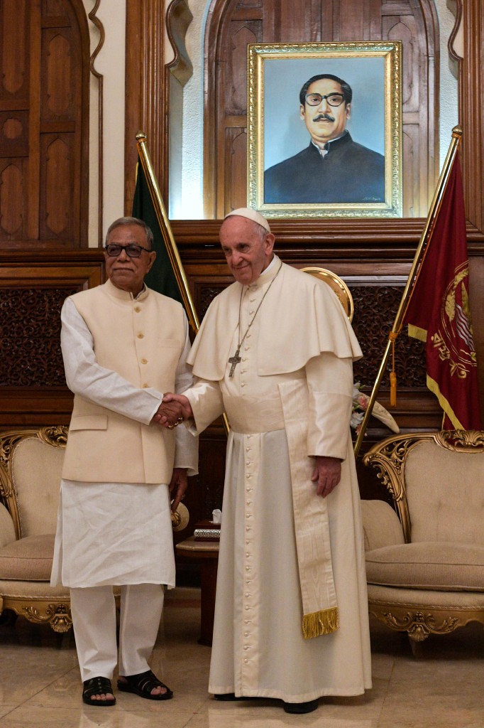 Il papa invoca «misure decisive» per i «rifugiati del Rakhine». Oggi l’incontro