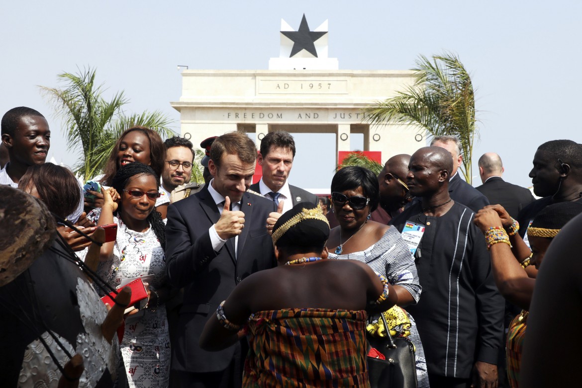 Macron a Accra durante la prima visita ufficiale di un presidente francese in Ghana (LaPresse)