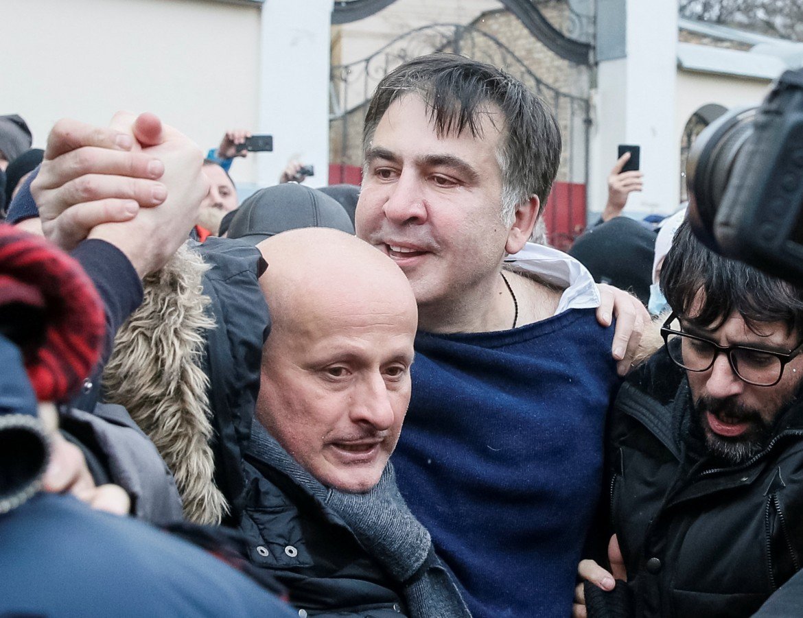 La strana fuga sui tetti di Saakashvili e la resa dei conti con Poroshenko
