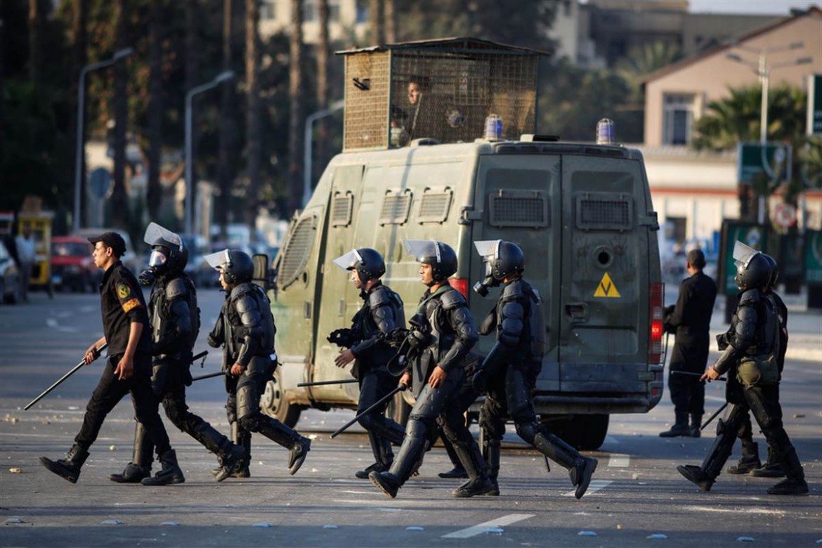 Giovane ucciso in caserma, in centinaia assaltano la polizia al Cairo