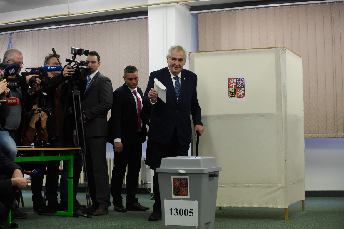 Miloš Zeman in testa, ma il ballottaggio  non è scontato