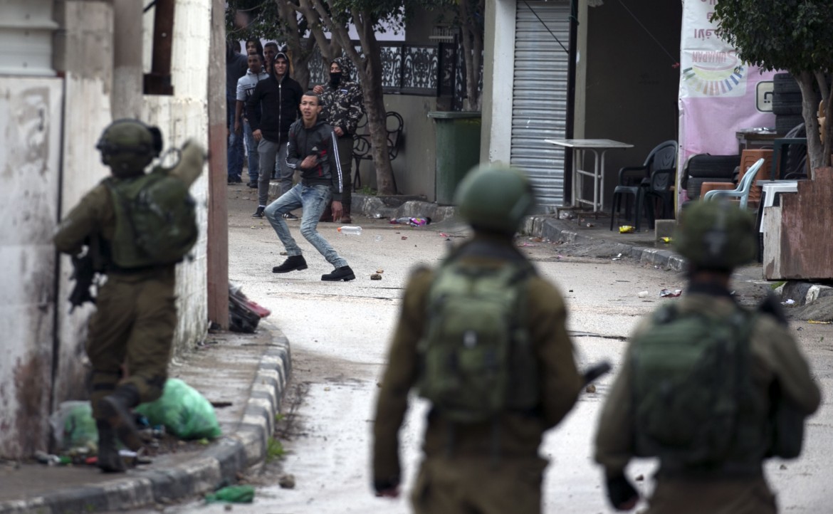 Esercito nei sobborghi palestinesi di Gerusalemme est