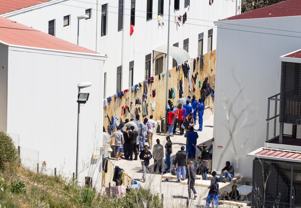 Sporcizia e degrado. «A Lampedusa  hotspot come un carcere per migranti»