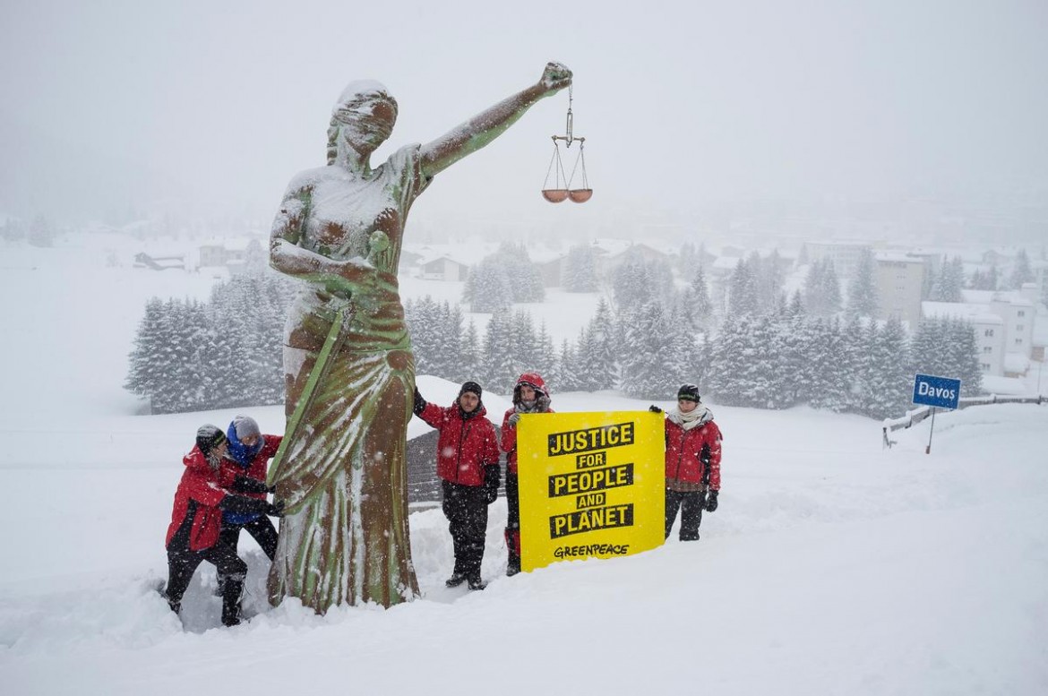 Greenpeace porta la giustizia al club dei potenti della terra