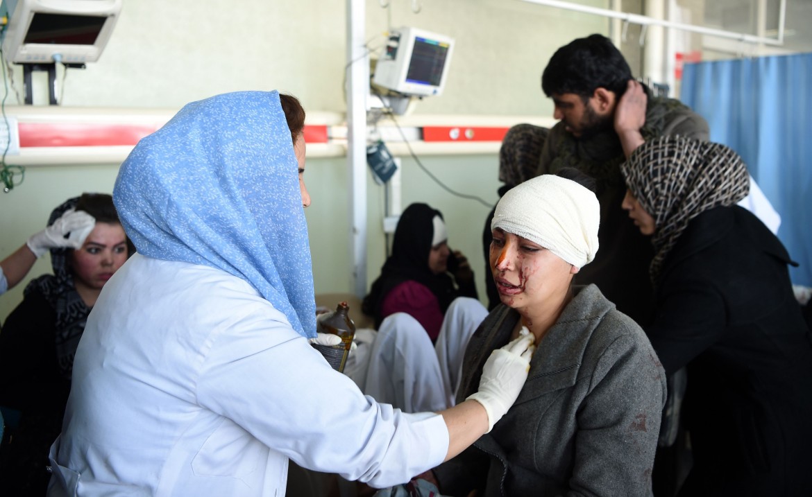 Attacco talebano in pieno centro a Kabul, almeno 16 vittime e bambini feriti