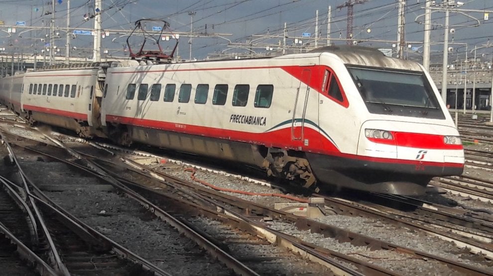 Treno esce dalle rotaie a Roma