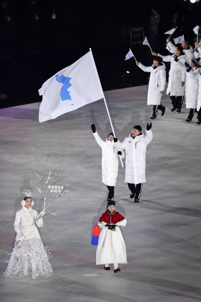 La bandiera della Corea unita, Moon stringe la mano a Kim