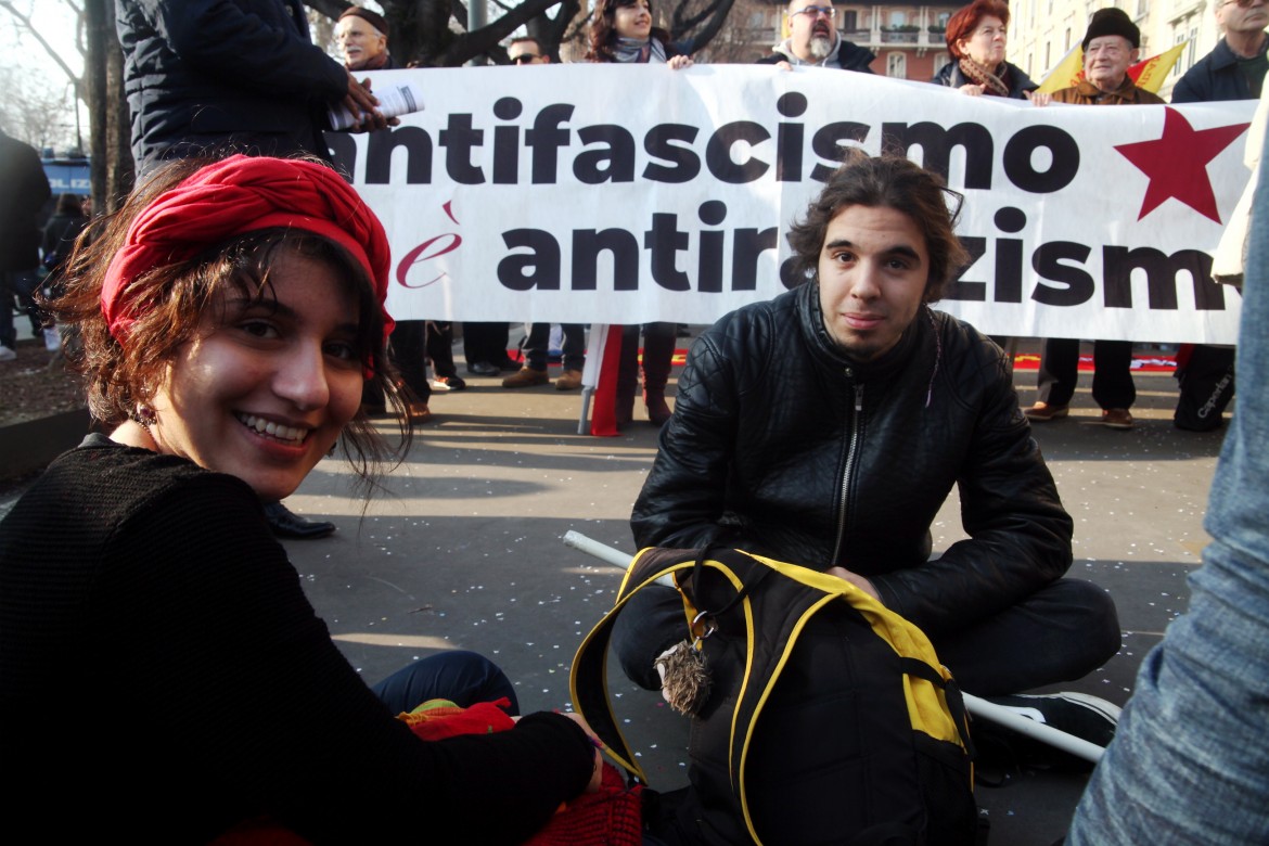 Sfilano in ventimila nella Milano antifascista