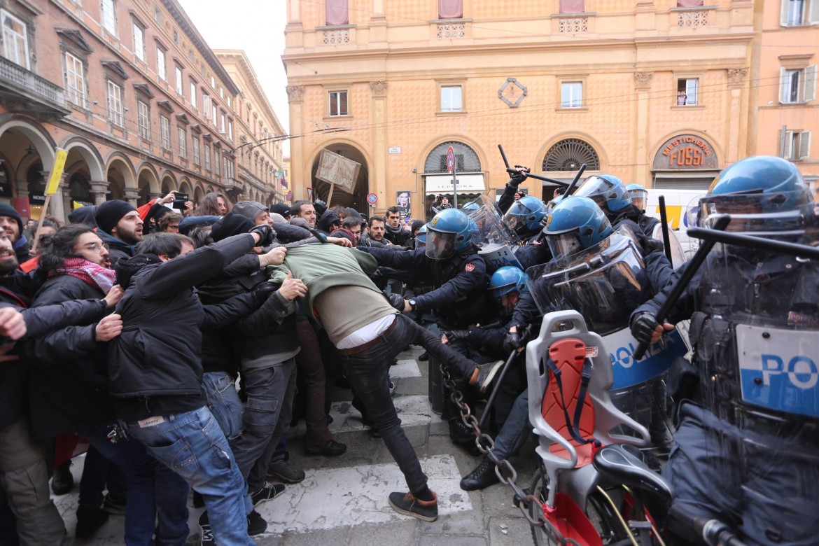 A Bologna picchiati e cacciati gli antifascisti