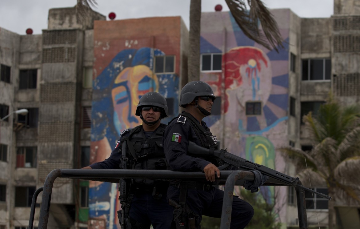In Messico poliziotti e narcotrafficanti uccidono con le armi italiane
