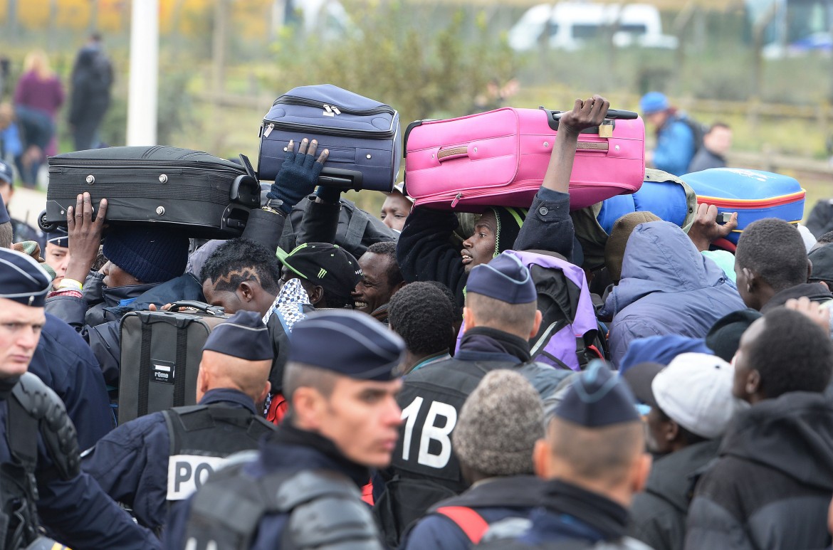 Immigrazione e asilo, la legge francese agita le associazioni