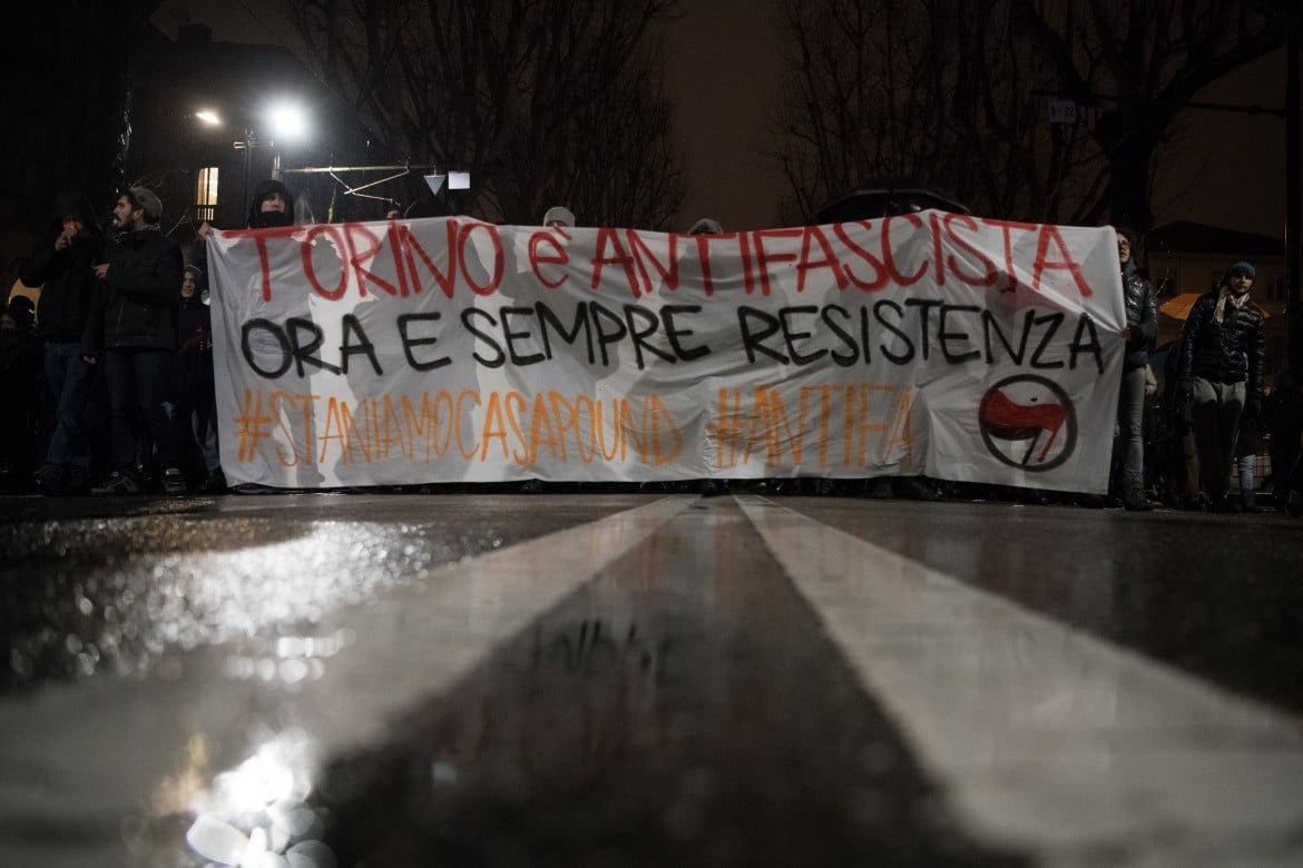 A Torino corteo antifascista contro il comizio (in albergo) di Casa Pound