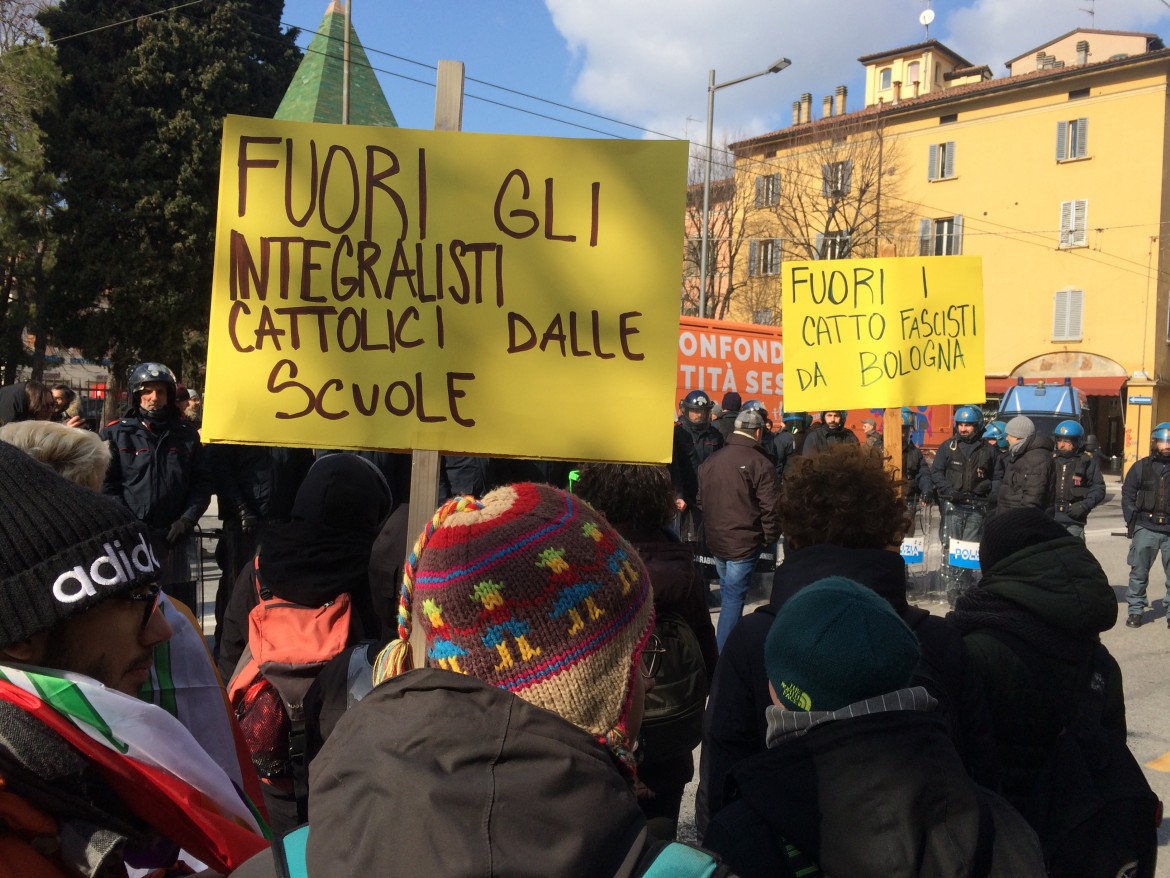 Bologna, il Pd si spacca sul bus «antigender»