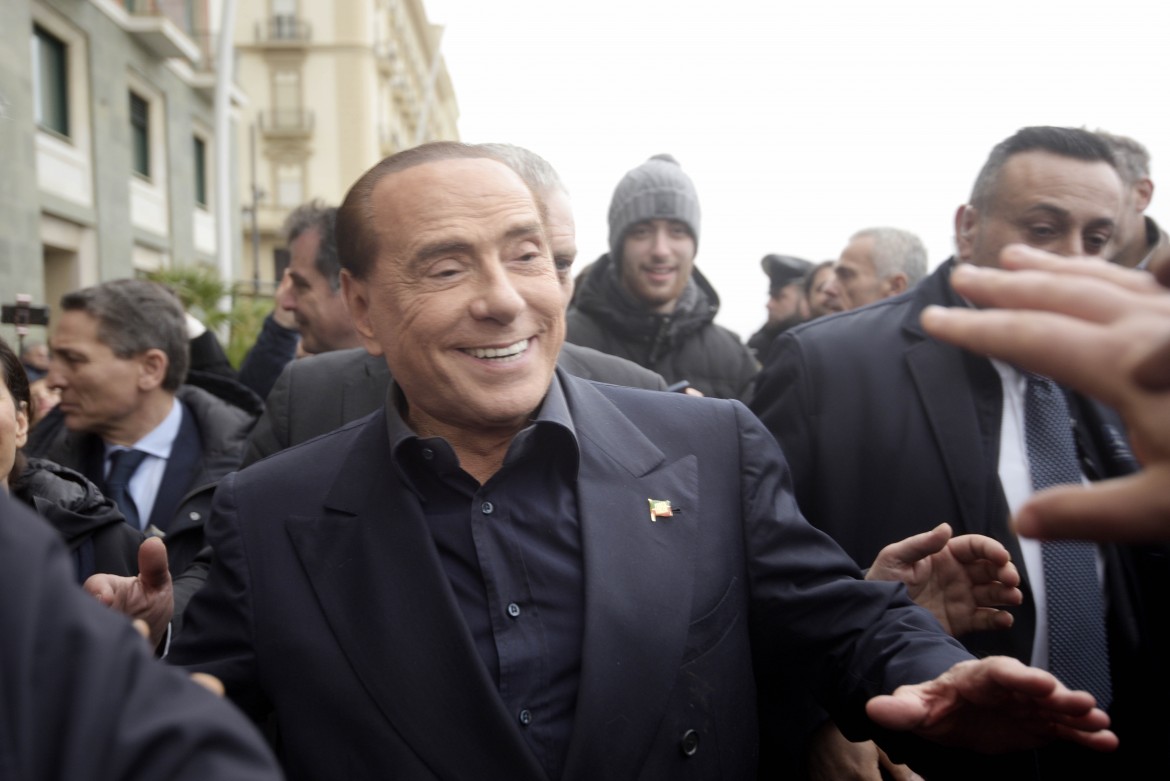 Berlusconi a Napoli per la sceneggiata elettorale