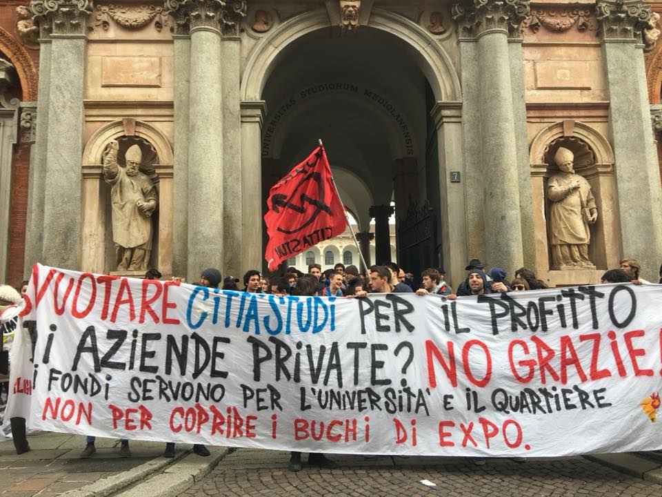 Milano, caricati gli studenti che protestano contro il trasloco del Campus della Statale all’Expo