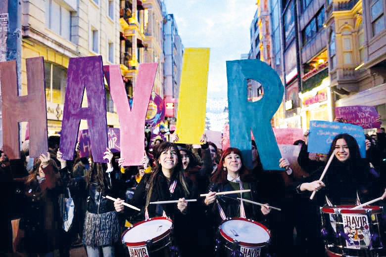 «Noi marciamo da sole», la notte di Istanbul è per sole donne