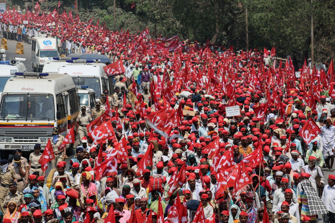 La lunga marcia dei contadini sfida l’India di Modi e vince