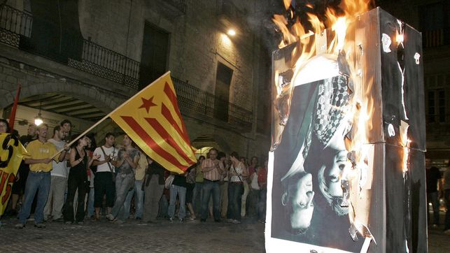 Sanzionata la Spagna: bruciare la foto del re si può