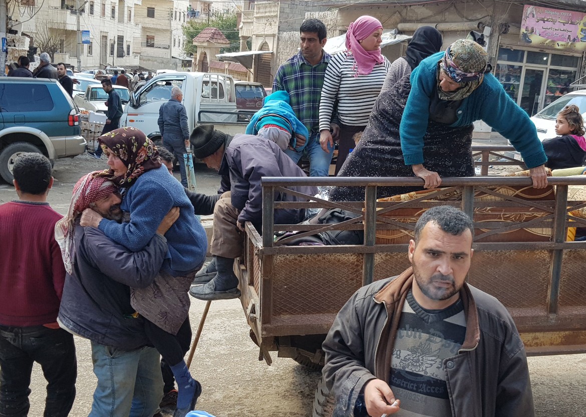 30mila in fuga da Afrin, la Turchia affama la città