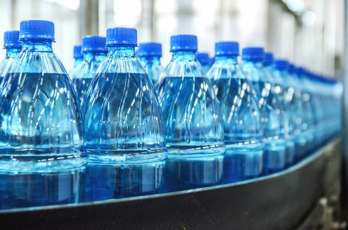 «L’acqua in bottiglia contaminata dalle microplastiche»