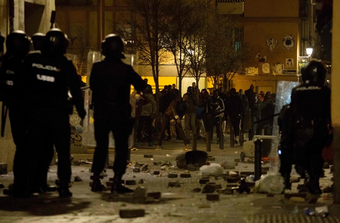 Inseguito dalla polizia, senegalese muore di infarto. Notte di scontri a Madrid