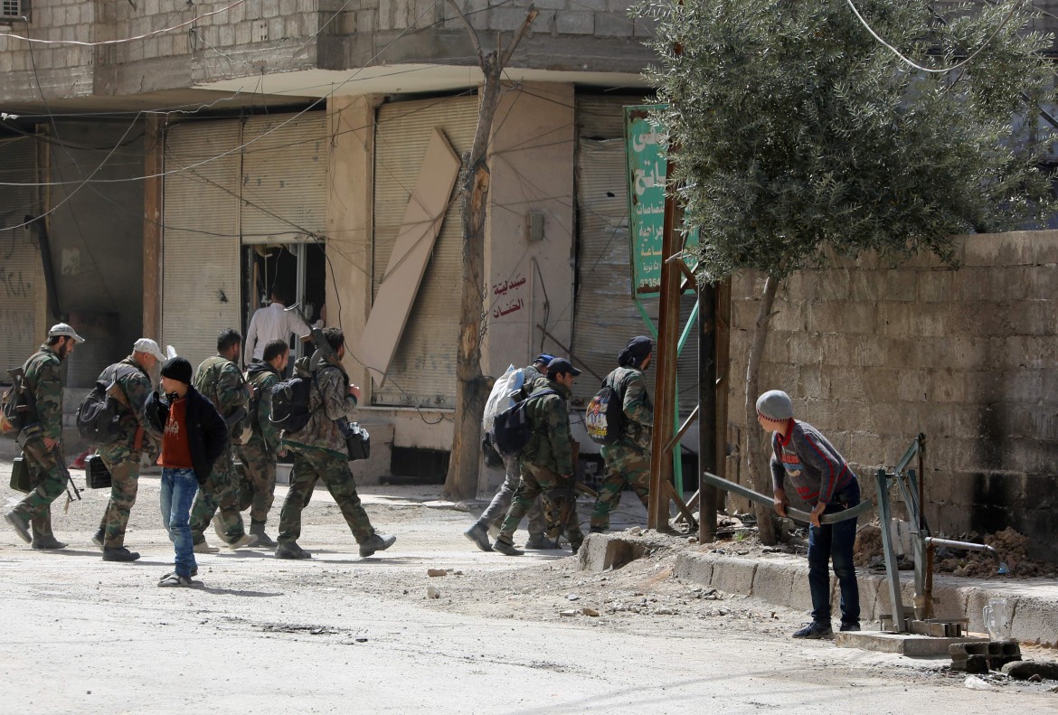 Procede l’evacuazione dei jihadisti ma a Douma si combatte