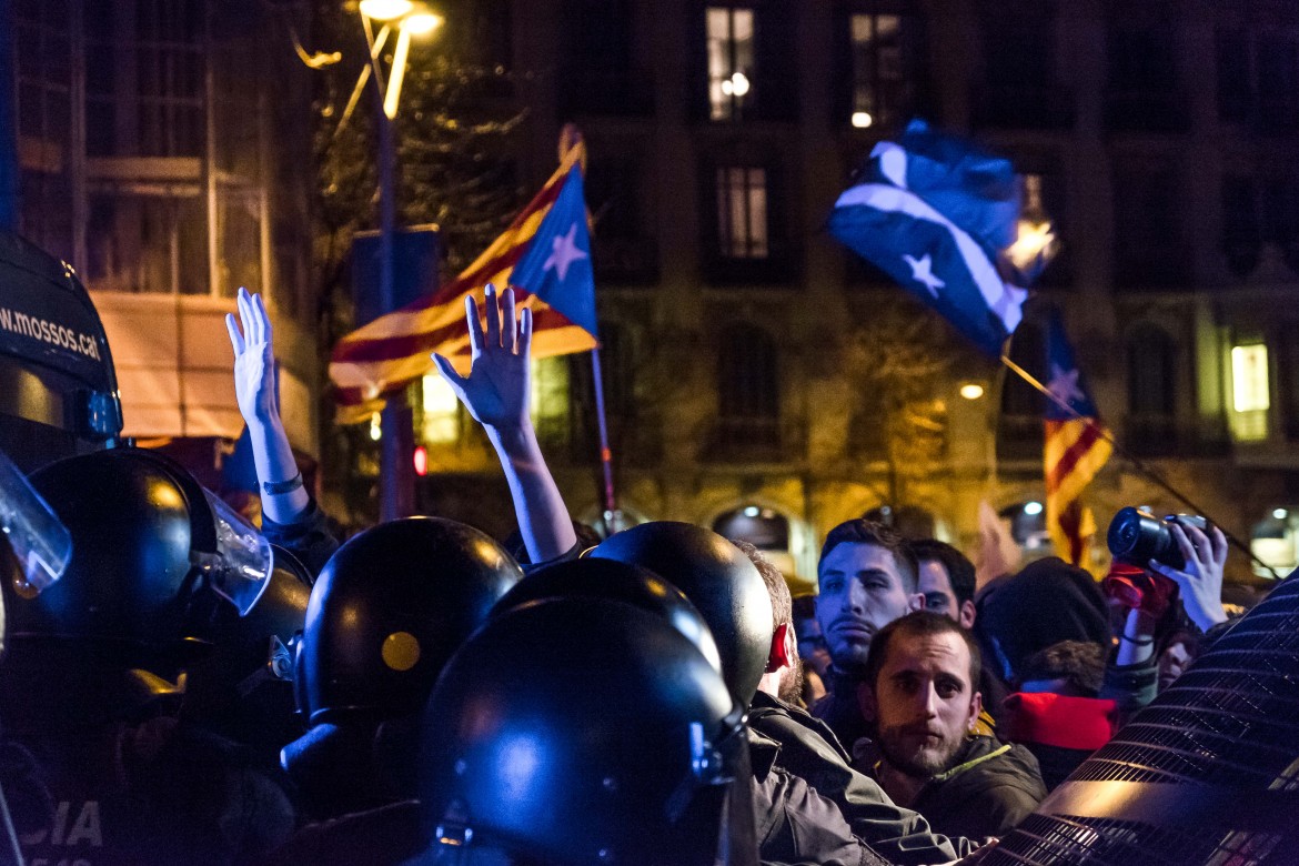 Arresti, nuovi «esili» e scontri. Si riattiva la crisi catalana