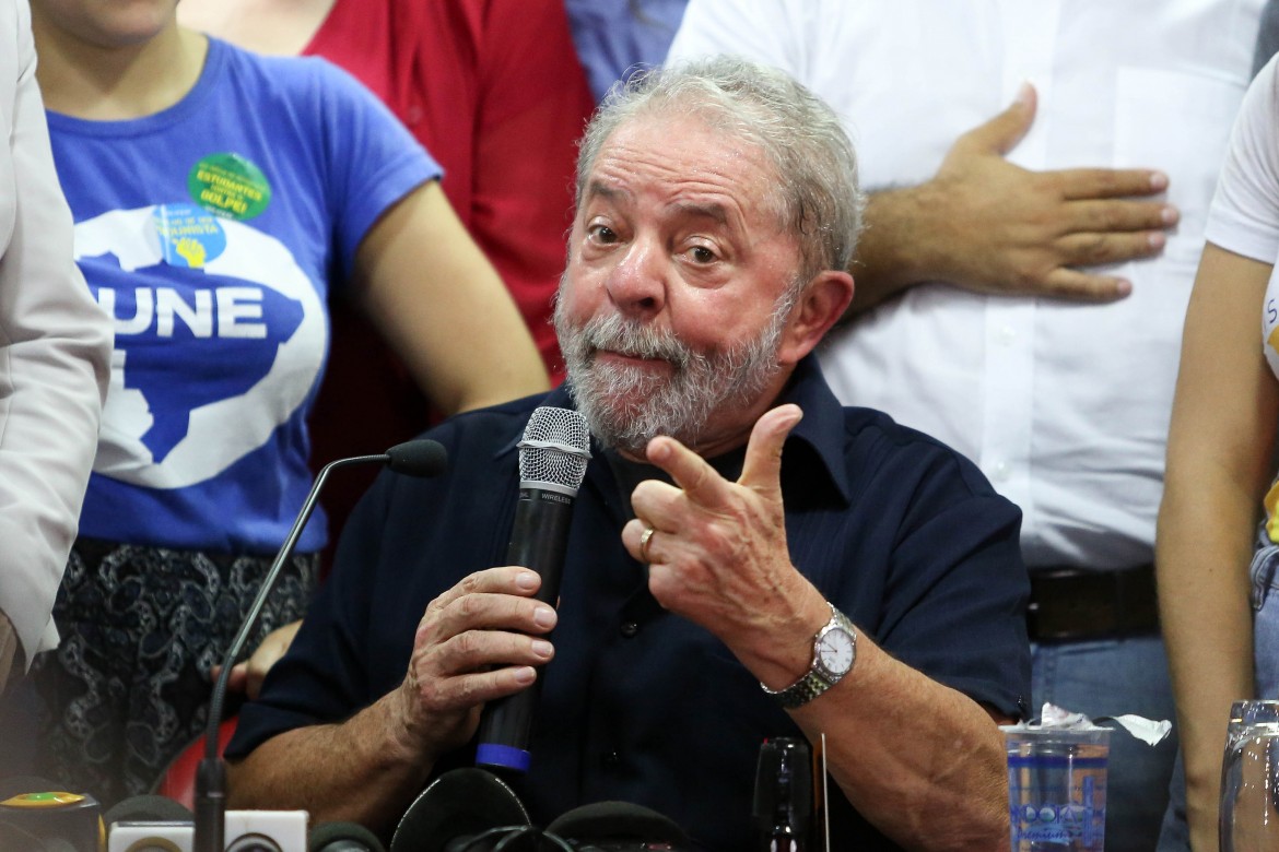 Con Lula appeso a un filo la destra si allarga: attaccata la carovana