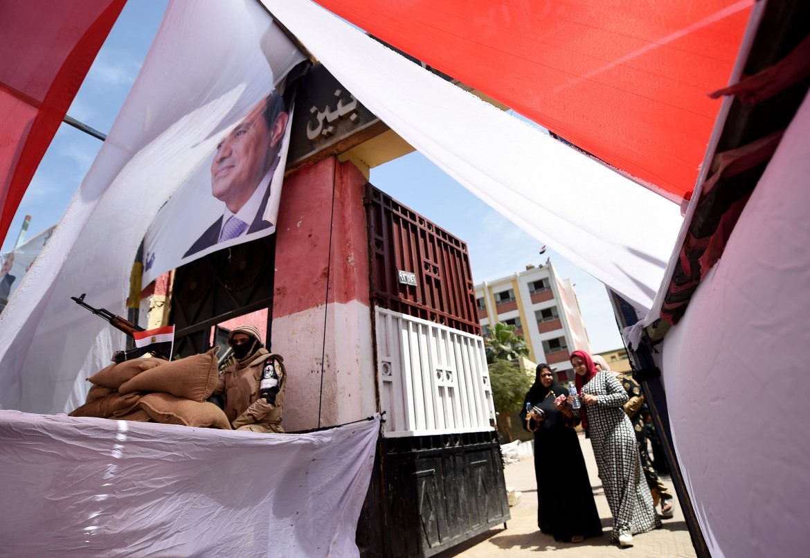 In Egitto riso, olio e due euro a chi vota. Processi e multe a chi boicotta