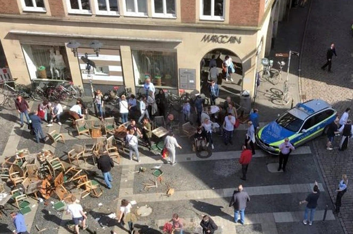 Tedesco con problemi psichici lancia furgone sulla folla a Münster: tre morti