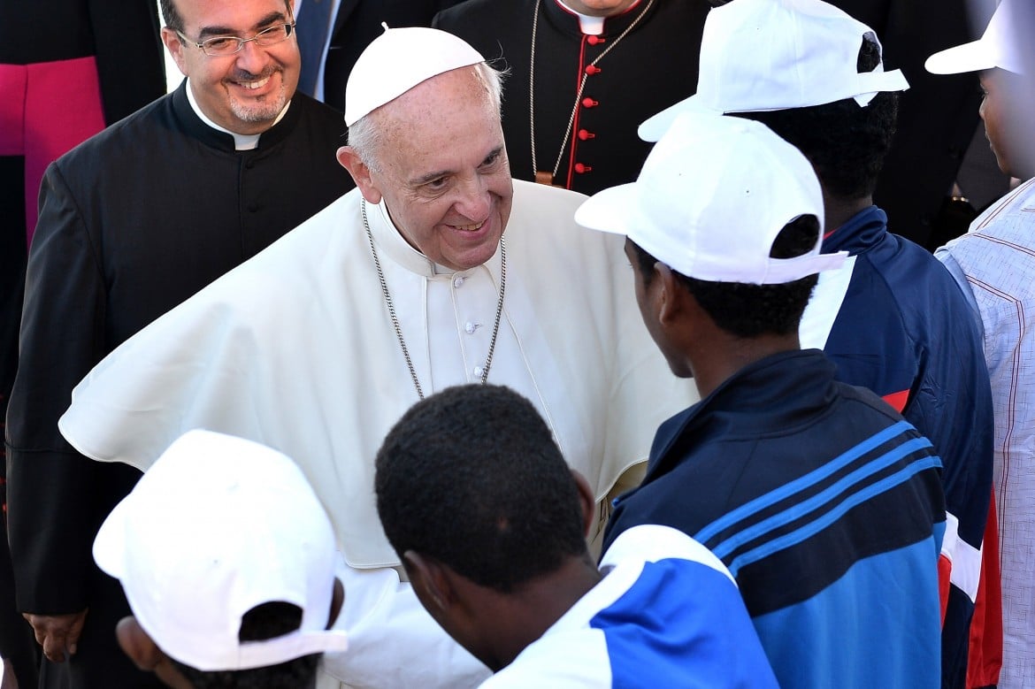 Il papa antirazzista: la santità si ottiene difendendo i migranti