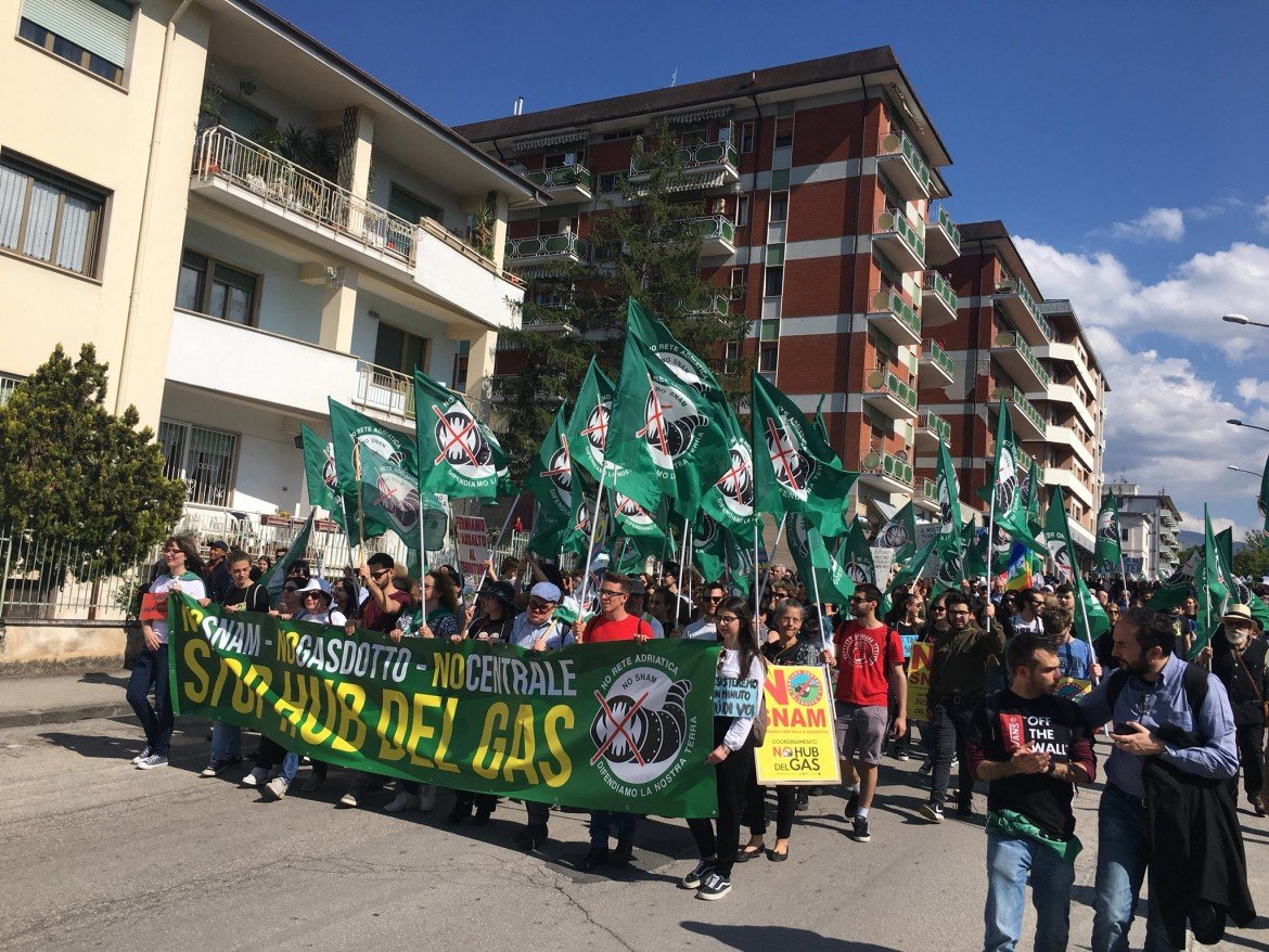 Diecimila in piazza a Sulmona contro l’hub del gas