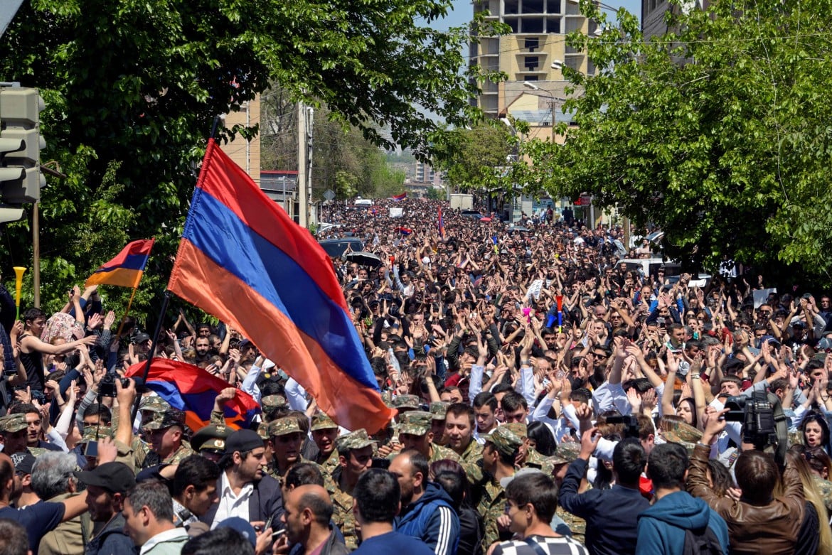 Armenia, dopo le proteste si sfila anche Mosca. E il premier Sargysan si dimette