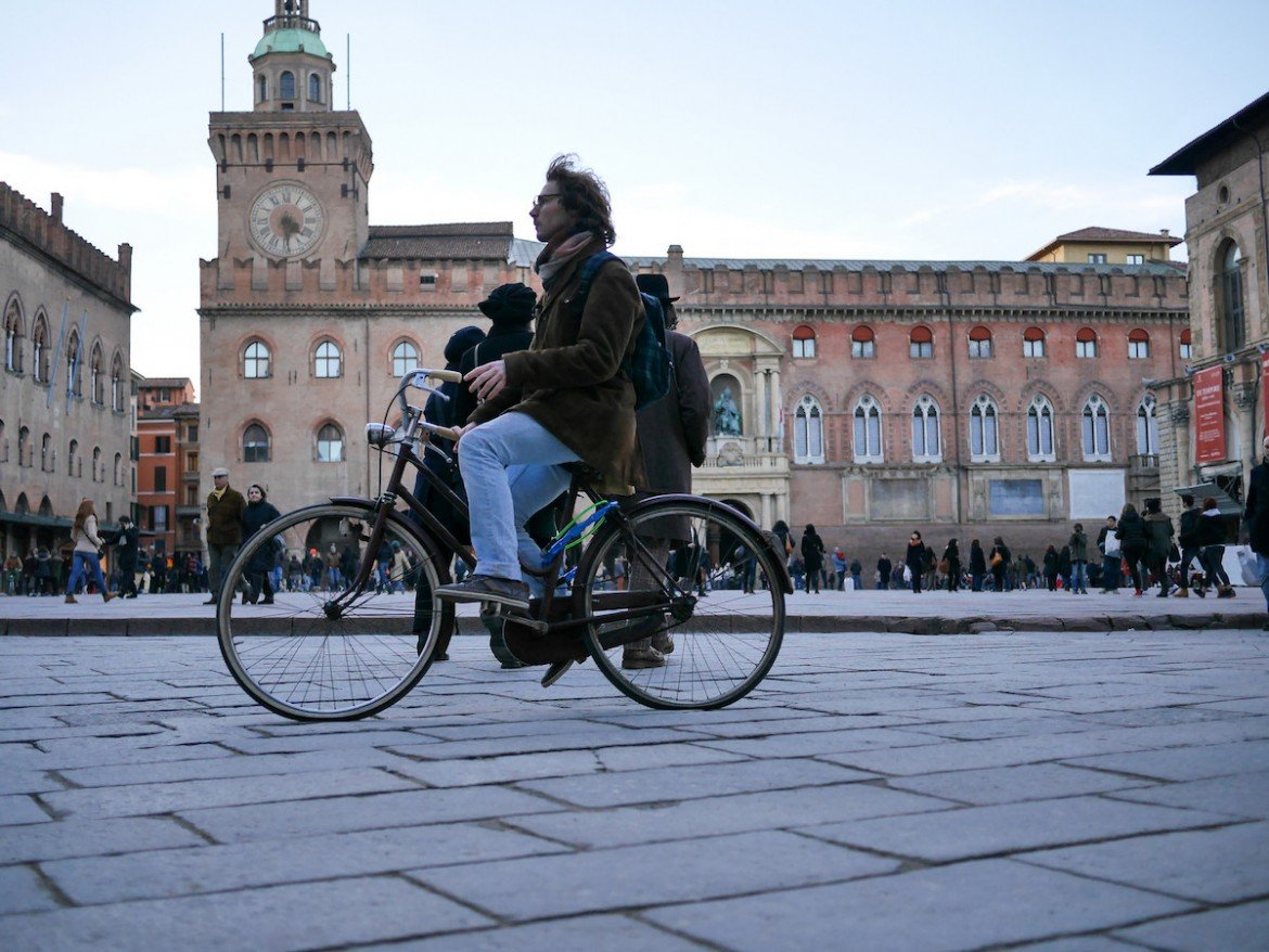 Per liberare le città bisogna pedalare senza auto elettrica