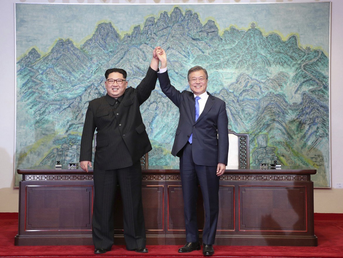 Storico incontro Moon-Kim: «La guerra è finita». Il nucleare forse
