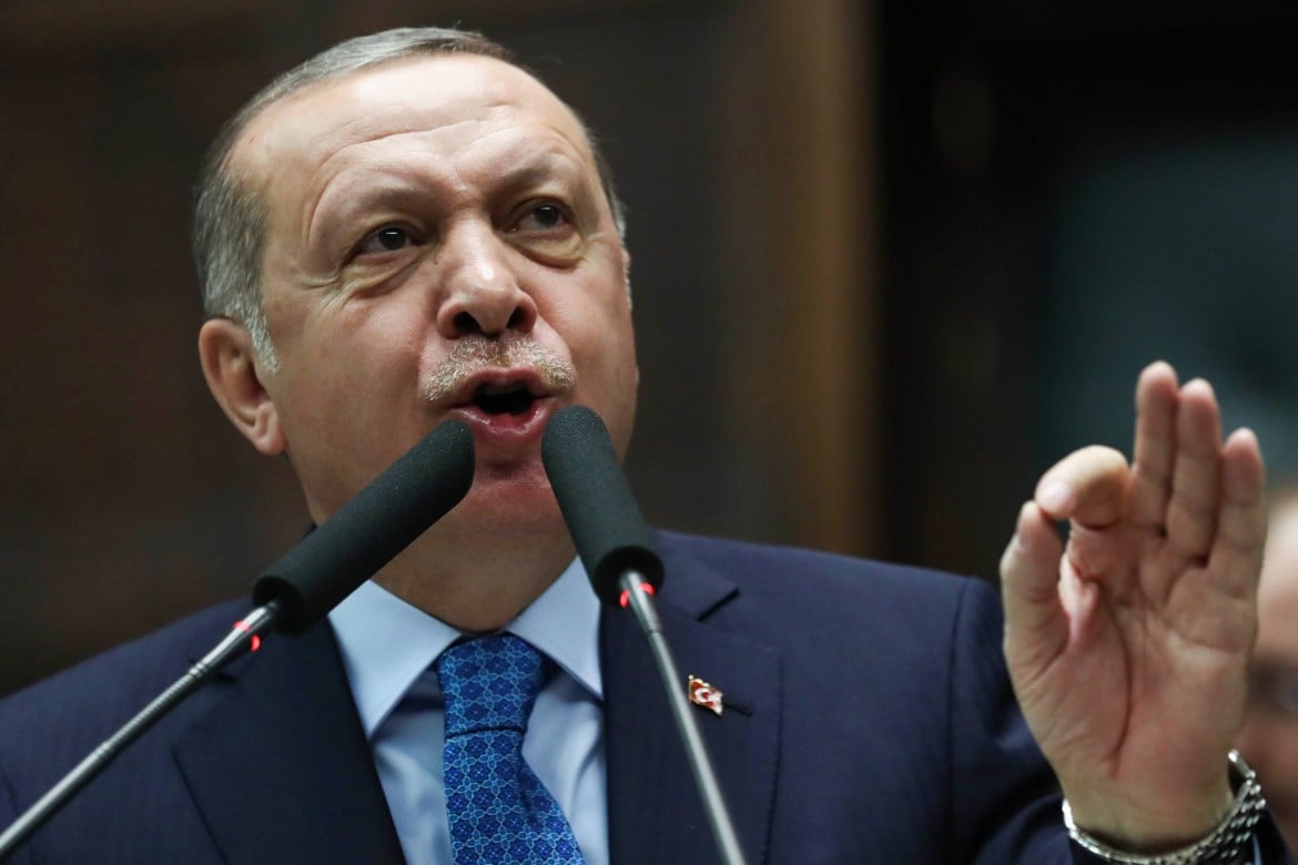 Erdogan anticipa il voto per prendersi i super-poteri
