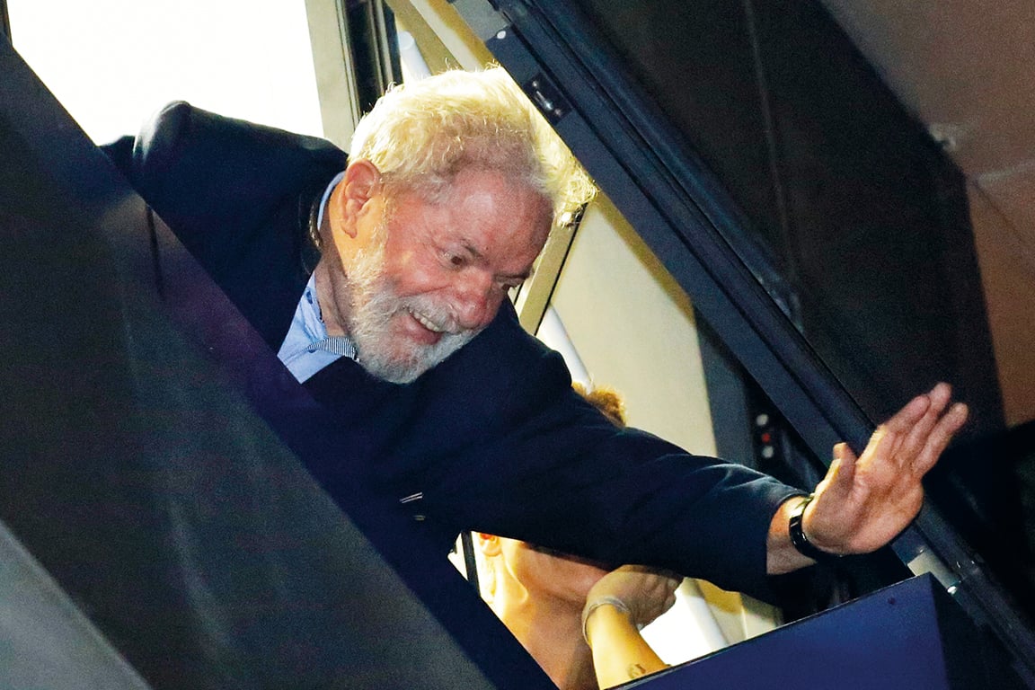 Lula resta tra i suoi sostenitori:  «Vengano qui ad arrestarlo»