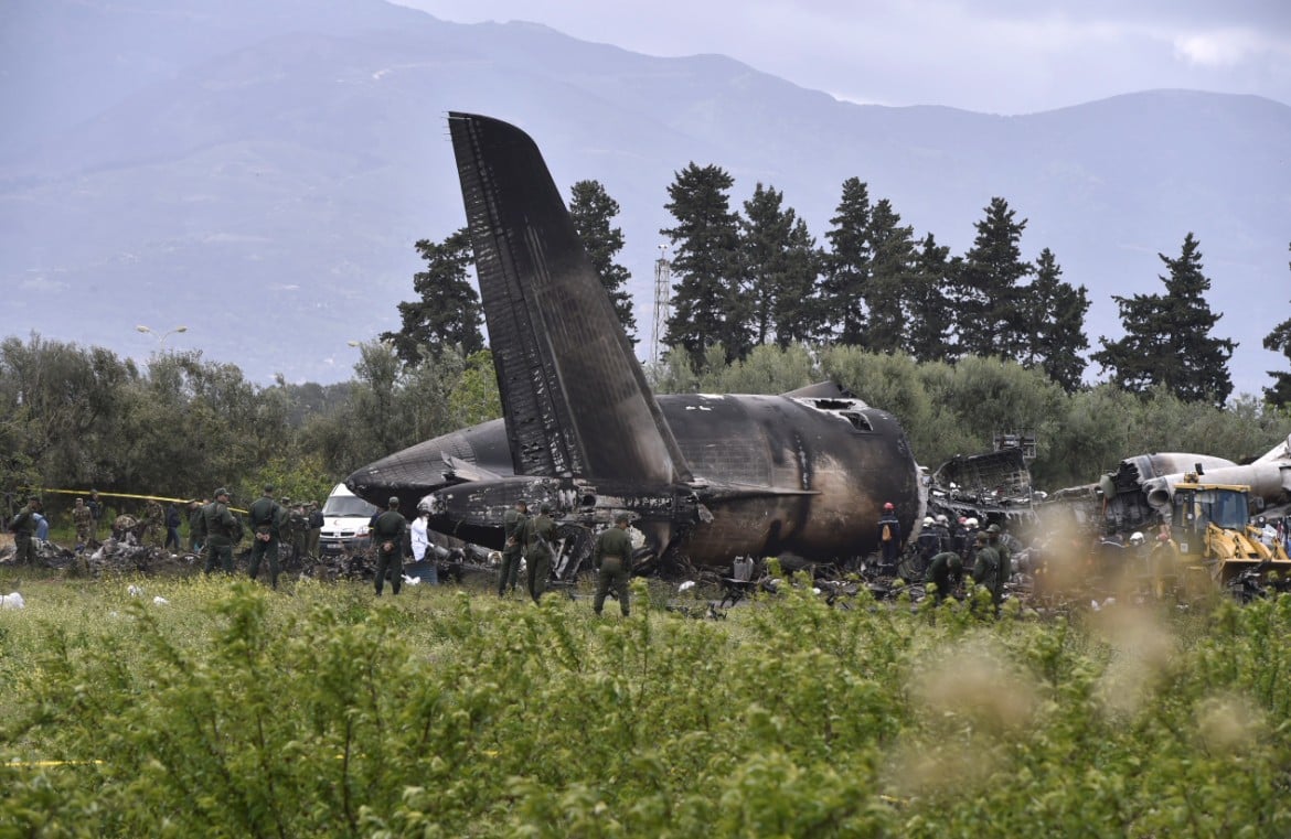 Disastro aereo in Algeria, 257 morti