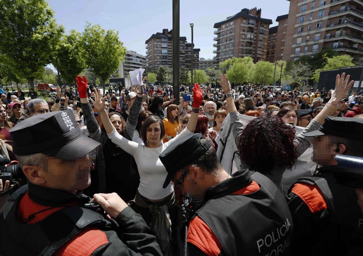 Giustizia spagnola amica del «branco», rabbia in piazza